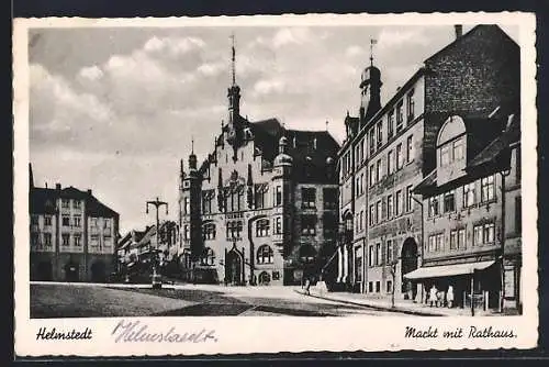 AK Helmstedt, Markt mit Rathaus und Passanten