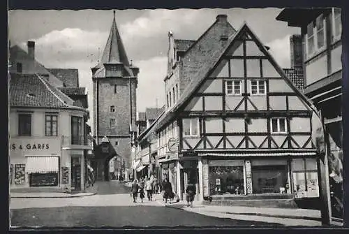 AK Helmstedt, Hausmannsturm mit Strassenpartie, Geschäften und Passanten