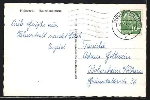AK Helmstedt, Hausmannsturm mit Strassenpartie, Geschäften und Passanten