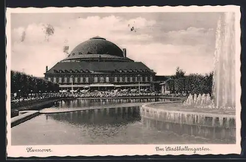 AK Hannover, Stadthallengarten mit Teichanlage, Springbrunnen und Besuchern