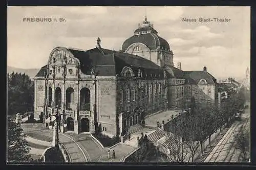 AK Freiburg i. Br., Neues Stadt-Theater mit Vorplatz und Treppenaufgang