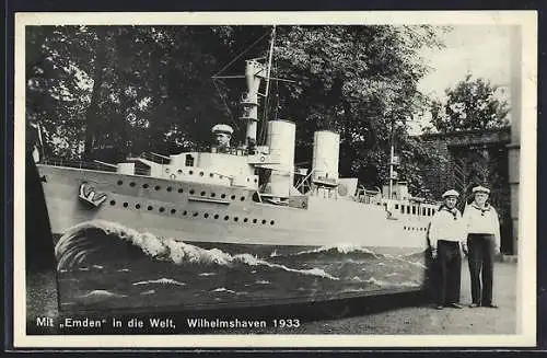 AK Wilhelmshaven, Modell-Kreuzer Emden mit seinen Erbauern, 1933