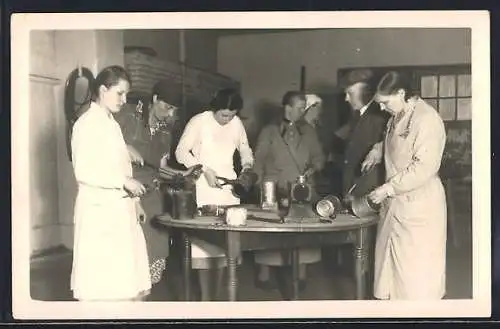 Foto-AK Arbeiterinnen mit Konservenbüchsen an einem Tisch
