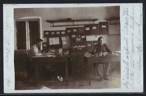 Foto-AK Zwei Beamte im Grundbuchamt an ihren Schreibtischen