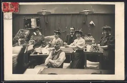 Foto-AK Gruppe von Floristen mit Blumenschachteln