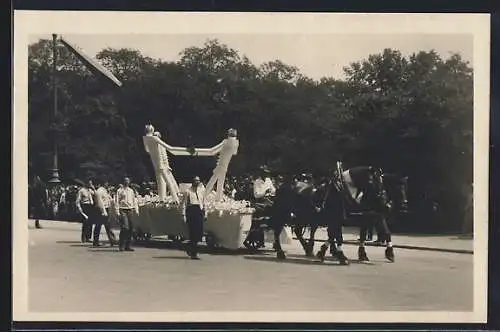 AK Wien, Gewerbefestzug 1929, Wagen mit weissen Figuren
