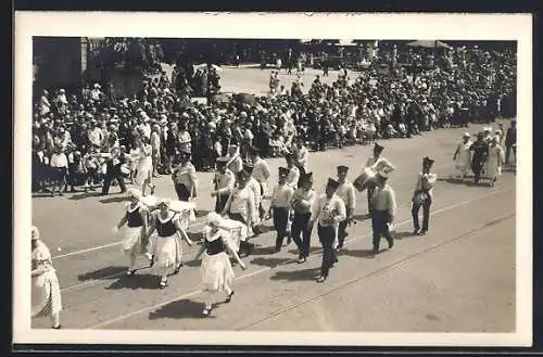 AK Wien, Gewerbefestzug 1929, Dirndlmädchen mit Kiepen, Musikkapelle, Publikum