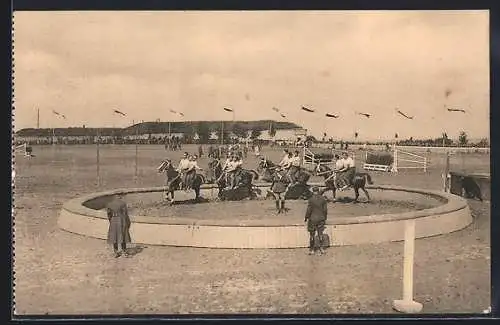 AK Manege mit Soldaten, Vier Pferde mit je drei Reitern, Pferde-Dressur