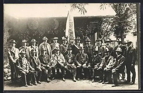 Foto-AK Augsburg, Schützen vor dem Schützenheim Bayr. Zimmerstutzen Schützenverband, Gruppenbild mit Fahne