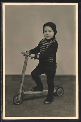 Foto-AK Junger Knabe auf einem Roller aus Holz