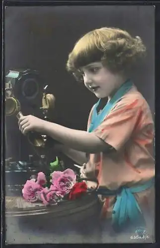 Foto-AK Junges Mädchen greift zum Telefon