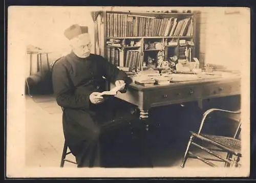 Foto-AK Pfarrer in seinem Arbeitszimmer