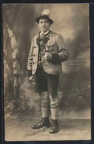 Foto-AK Mann in Tracht vor Studiokulisse