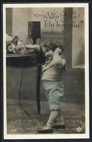 AK Kleinkind telefoniert amTelefon