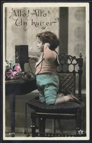 AK Kleines Mädchen kniend und telefonierend auf dem Stuhl