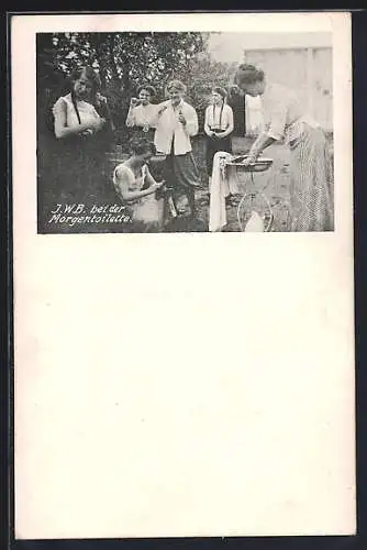 AK Jugendwanderbund bei der Morgentoilette