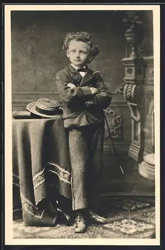 Foto-AK Knabe im Anzug vor Studiokulisse