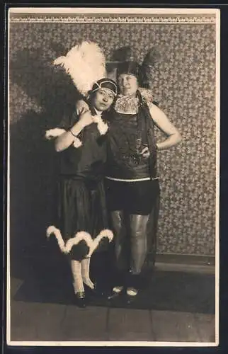 Foto-AK Junge Damen in Faschings-Kostümen