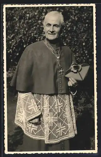 Foto-AK Geistlicher in vollem Kostüm mit Mütze