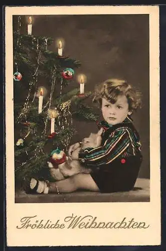 AK Knabe mit einem Kuscheltier unterm Weihnachtsbaum