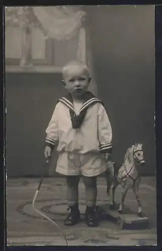 Foto-AK Knabe im Matrosenkostüm mit einem Spielzeugpferd