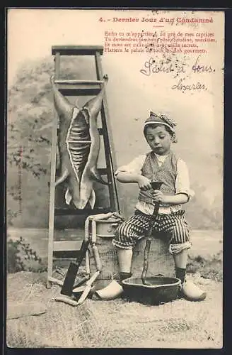 AK Kind füllt einen Schweinedarm zur Wurstherstellung