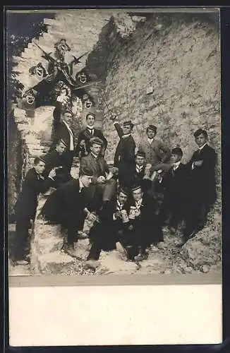 Foto-AK Studenten mit Bierkrügen, Füllhorn und Degen in Couleur