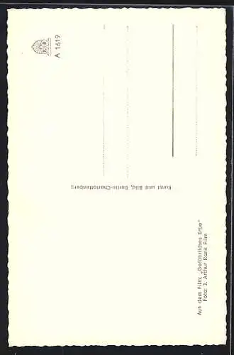 AK Schauspieler Dirk Bogarde im Anzug lächelt in die Kamera