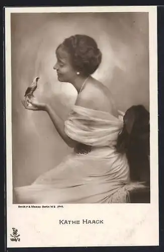 AK Schauspielerin Käthe Haack hält einen Vogel in der Hand