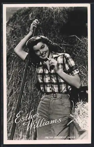 AK Schauspielerin Esther Williams posiert vor einem Strohhaufen
