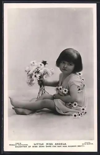 AK Schauspielerin Little Miss Angela, Portrait mit Margeriten