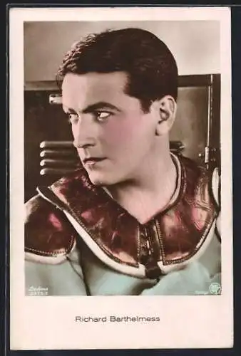 AK Schauspieler Richard Barthelmess im schaut zur Seite