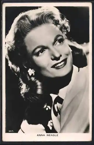 AK Anna Neagle lächelt, Portrait