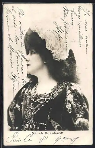 AK Schauspielerin Sarah Berhardt, Portrait im Profil in aufwändigen Kostüm