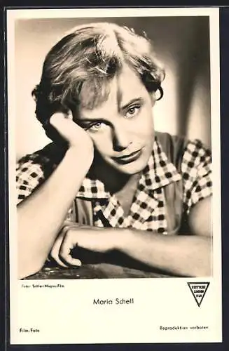 AK Schauspielerin Maria Schell in nachdenklicher Pose