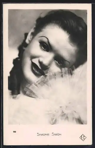 AK Schauspielerin Simone Simon in gerüschtem Chiffonkleid