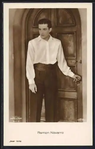AK Schauspieler Ramon Novarro steht an einer Tür
