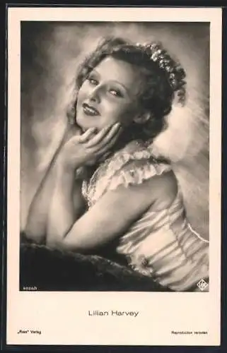 AK Schauspielerin Lilian Harvey in koketter Pose