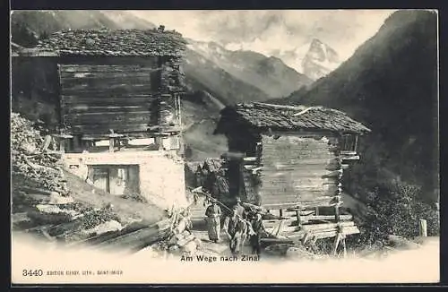 AK Zinal, Holzhäuser am Wege nach Zinal, Strassenpartie mit Bergblick