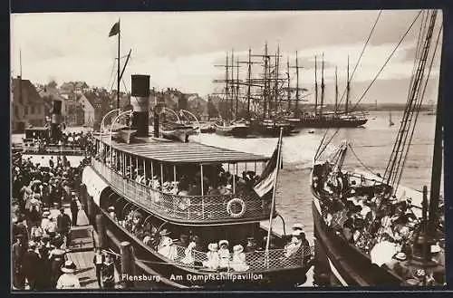 AK Flensburg, Am Dampfschiffpavillon, Passagiere an Bord