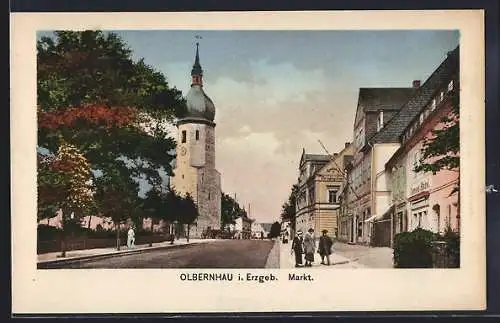 AK Olbernhau i. Erzgeb., Markt mit Geschäften und Kirche