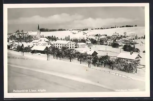 AK Heimenkirch i. bay. Allgäu, Schneebedeckte Ortschaft im Winter