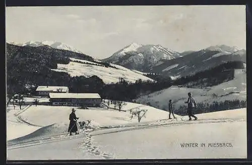 AK Miesbach, Verschneite Landschaft mit Spaziergängern und Bergpanorama