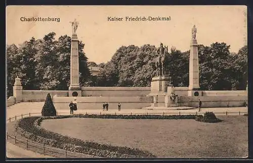 AK Berlin-Charlottenburg, Kaiser Friedrich-Denkmal mit Besuchern