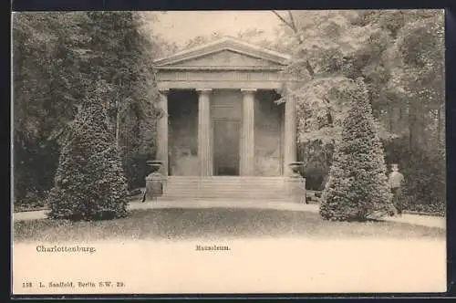 AK Berlin-Charlottenburg, Mausoleum frontal mit rahmenden Bäumen