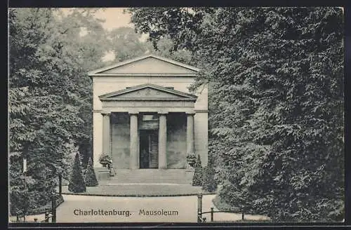 AK Berlin-Charlottenburg, Ansicht vom Mausoleum mit Vorplatz