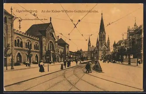 AK Berlin-Charlottenburg, Kaiser-Wilhelm-Gedächtniskirche, Strassenpartie mit Bahnschienen und Passanten