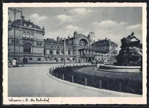 AK Schwerin i. M., Bahnhof mit Springbrunnen und Passanten
