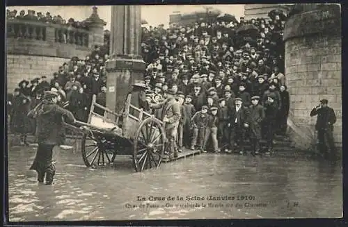AK Paris, La Crue de la Seine (janvier 1910), Quai de Passy, On transborde le Monde sur des Charrettes