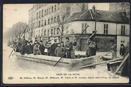 AK Paris, Crue de la Seine, dignitaires en chaland lors de l`inondation